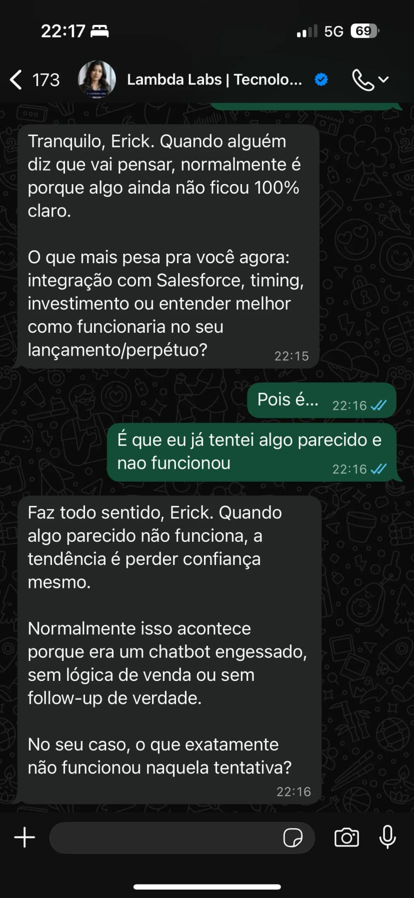 Lead relata que já tentou algo parecido e não funcionou; IA valida e aprofunda a objeção.
