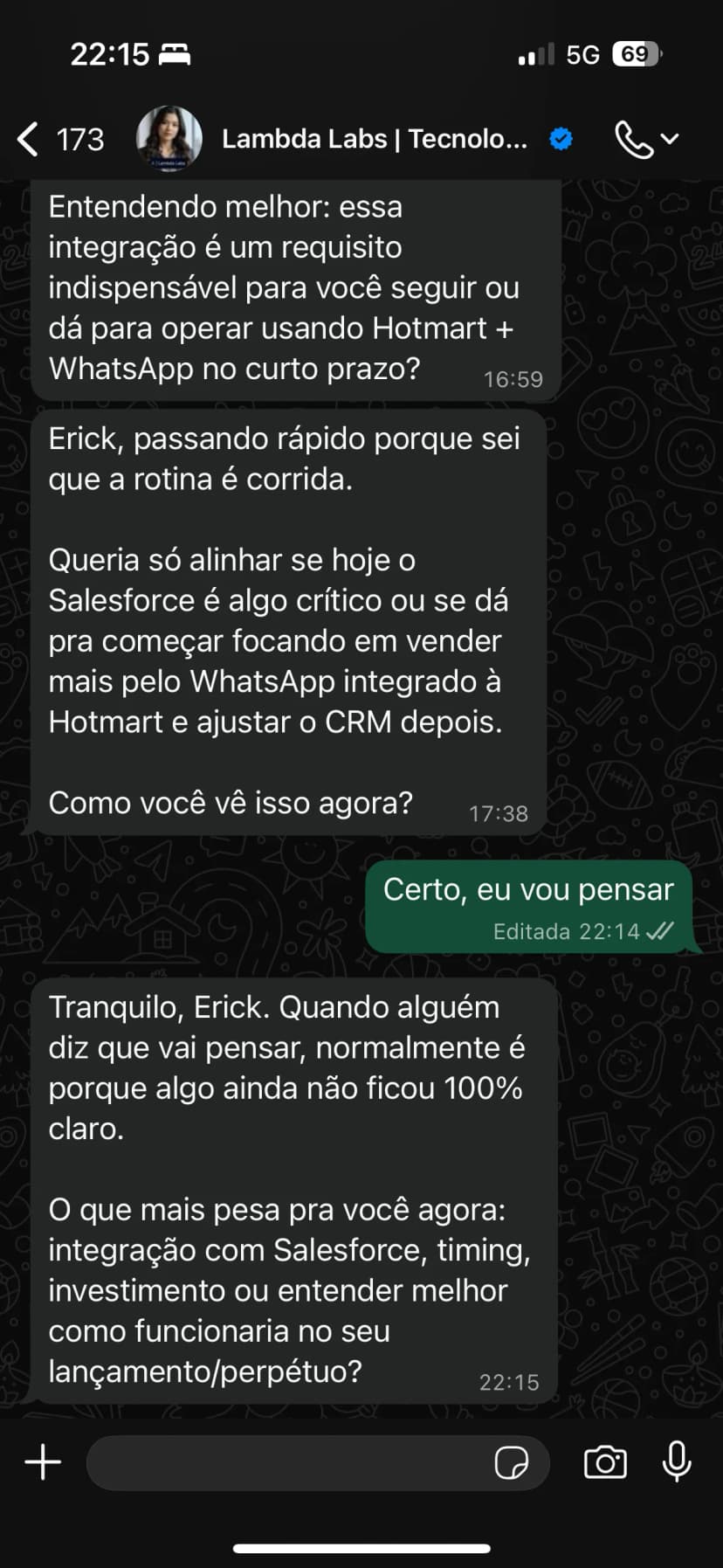 Lead diz que vai pensar e a IA identifica o que ainda falta para a decisão.